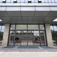 Puerta Corredera Automática Eléctrica con Sensor de Reconocimiento Facial para Control de Acceso en Oficinas, Diseño Moderno y Minimalista, Marco de Vidrio y Metal