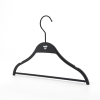 Cintres en plastique noir bon marché du fabricant avec barre transversale détachable et pince inférieure, logo couleur personnalisé