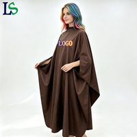Cape de coiffure imperméable personnalisée avec logo pour femmes et hommes, couleur chocolat brun foncé, avec trous pour les bras, pour salon de coiffure