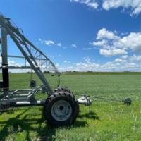 Système d'irrigation linéaire à quatre roues pivotantes pour l'agriculture, vente chaude 2025, pour les terrains de forme carrée