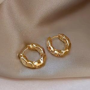 Orecchini a polsino martellati vintage da donna, design testurizzato, accessori per l'orecchio per uso quotidiano - Product Image 1