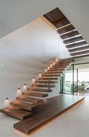 Escalier flottant Tanlong en chêne massif avec balustrade en verre trempé sans cadre, escalier central moderne à poutre centrale