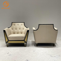 Fauteuil de luxe capitonné en velours avec garniture dorée pour le salon ou la décoration de la salle de séjour