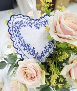 Sachet parfumé personnalisé en lin brodé avec bord festonné et motif cœur, vente en gros - Product Image 3