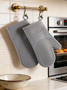 Gants de cuisine et maniques de four créatifs en néoprène noir résistant à la chaleur avec motifs imprimés - Product Image 1