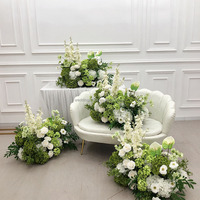 Rangée de fleurs artificielles blanches et vertes style forêt pour allée de mariage, arrangement floral pour décoration d'arche et de fond