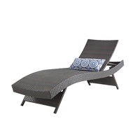 Chaise longue d'extérieur en rotin tressé avec dossier réglable et coussin, idéale pour patio, bord de piscine, plage, jardin et cour.