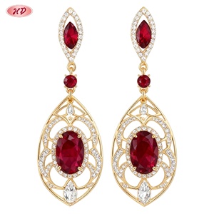 Hengdian Jewelry Wholesale - Pendientes Colgantes Huecos de Zirconia Roja Chapados en Oro de 18K Estilo Vintage, Unisex, para Fiestas, Bodas, Oficina (MOQ 12) - Product Image 6