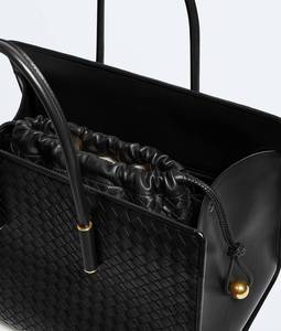 Bolso de Mano Bottega BV Barbara con Cierre Abierto y Silueta Elegante, Hecho con Tela Intrecciato y Cuero Nappa Flexible Veneta - Product Image 4