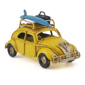 Modèle rétro miniature de <span class=keywords><strong>voiture</strong></span> ancienne artisanale jaune avec skateboard, accessoires créatifs pour la maison, ornements en fer, modèle métallique décoratif - Product Image 1