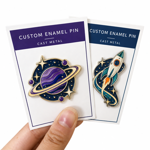 Vente en gros de broches en métal de haute qualité, personnalisables selon votre propre design, mignonnes, en émail dur, plaquées or, sur le thème de l'anime - Product Image 1