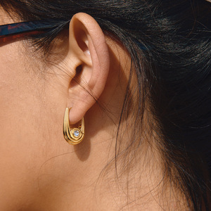 Pendientes de Aro Geométricos en Forma de U, Chapados en Oro de 18K, Acero Inoxidable, Engaste de Bisel con Diamantes de Imitación, Joyería para Mujer de Uso Diario - Product Image 3