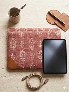 Funda para Tablet de Algodón y Cáñamo con Estampado a Mano Rosa, con Lazo de Cuero, Hecha a Mano, Venta al Por Mayor, Exportación de India - Product Image 1