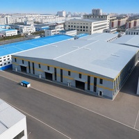 Complexe d'entrepôts préfabriqués, bâtiment à ossature métallique, usine, centre de stockage et de logistique avec route centrale
