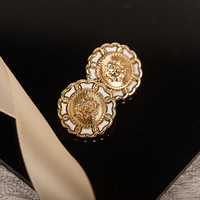 Abrigo con botones de aleación de metal de lujo en relieve con logotipo personalizado Trajes de abrigo para mujer Botones dorados Redondos, versátiles, Botón de moda