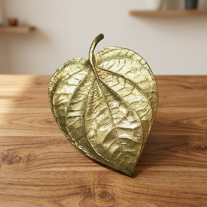 Plateau décoratif en aluminium plaqué or, forme de feuille, avec poignée, design contemporain irrégulier, pièce unique, thème végétal, pour intérieur - Product Image 3