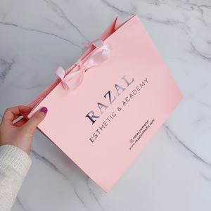 Sacs cadeaux en papier rose personnalisés avec estampage à chaud doré et poignées en ruban - Sacs de shopping de luxe pour boutiques - Product Image 3