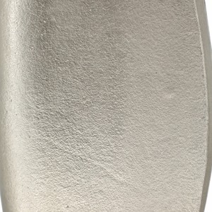 Vaso in metallo con dettagli a intaglio, moderno vaso decorativo per fiori, da esporre sul tavolo del soggiorno - Product Image 5