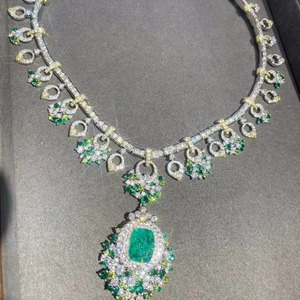 Hermosa mujer Moissanite <span class=keywords><strong>Columbia</strong></span> Esmeralda Piedra preciosa Plata pura Chapado en oro Top Collar de colección de lujo - Product Image 3