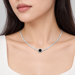 Collar con Medallón Redondo, Color Plateado, Acero Inoxidable, Cadena Plana de Acrílico Negro, Ajustable - Product Image 5