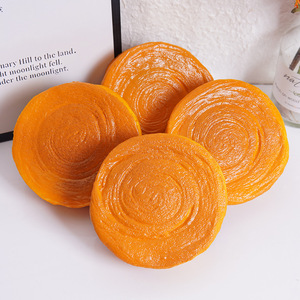 ของเล่น PU Slow-Rebound Baumkuchen (วงแหวนการเจริญเติบโต): ของเล่นแสนสนุกและช่วยคลายเครียดที่มีรูปแบบขนมปังที่นุ่มและยืดหยุ่นได้อย่างสมจริง - Product Image 2