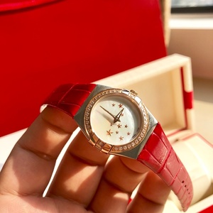 Elegante Reloj de Pulsera para Mujer con Esfera con Diseño de Estrellas, Bisel con Incrustaciones de Diamantes, Correa de Cuero con Textura de Cocodrilo, Movimiento de Cuarzo Omegaes - Product Image 1