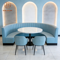 Ensemble de mobilier de café-restaurant : table ronde en marbre demi-cercle, chaises et banquette