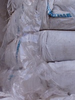 FILM DE PLASTIQUE PET CLAIR ET BALLES BLEU CLAIR DÉCHETS/DÉCHETS POUR LE RECYCLAGE.