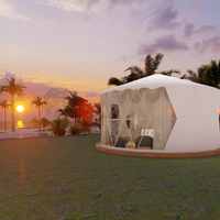 Tente de glamping de luxe en forme de dôme avec couverture en PVC, salle de bain privée, ignifuge et imperméable, confort de qualité hôtelière pour la vie en plein air