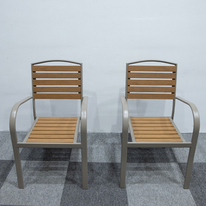 Fauteuil <span class=keywords><strong>de</strong></span> <span class=keywords><strong>jardin</strong></span> empilable moderne pour l'extérieur, composé d'<span class=keywords><strong>aluminium</strong></span> <span class=keywords><strong>et</strong></span> <span class=keywords><strong>de</strong></span> composites bois-plastique, idéal pour les espaces extérieurs - Product Image 4