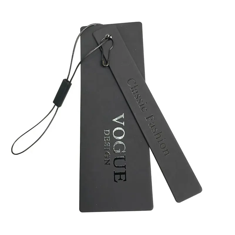 Milieuvriendelijke Low Moq Logo Luxe Kleding Accessoires Aangepaste Fly Tag Plastic Swing Tags Reliëf Uv Afdrukken Papier Hang Tags
