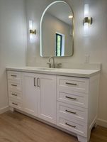 Meuble-lavabo flottant classique et minimaliste personnalisé avec vasque intégrée et miroir LED intelligent en bois massif