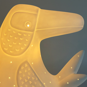 Lampe de chevet créative et mignonne en céramique blanche personnalisée en forme de <span class=keywords><strong>toucan</strong></span>, éclairage d'ambiance animal ajouré, flexible E14/E26, cadeau de bureau - Product Image 4
