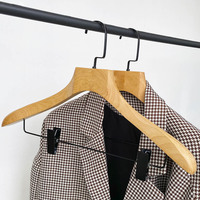 Cintres en bois de luxe pour hôtel, cintres à vêtements en bois avec pinces