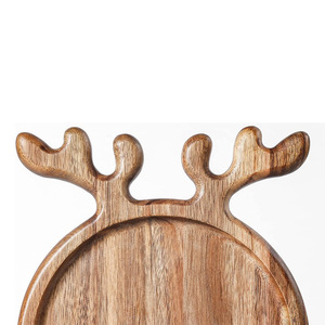 Bandeja de madera con diseño de reno, color quemado, patrón sólido, para servir aperitivos y postres en fiestas. - Product Image 4