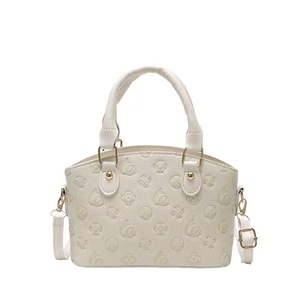 Sacs pour femmes à la mode: imprimés classiques et motifs bicolores se combinent pour créer un look tendance - Product Image 6