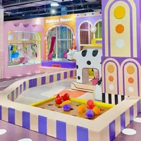 Grande structure de jeu multi-niveaux à effets lumineux avec panneaux de jeu tactiles pour la zone enfant du centre commercial urbain, aire de jeux intérieure