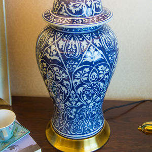 Lampe de table en céramique de grande taille, blanche et bleue, pour bureau d'étude - Product Image 5