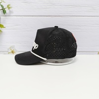 Casquette de baseball personnalisée en gros à 5 panneaux avec visière incurvée, perforations laser, broderie 3D et dos à patch, en polyester à séchage rapide