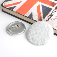 Badge en métal étamé imprimé offset avec logo personnalisé, épingles de sécurité magnétiques réfléchissantes 3D écologiques sans nickel, 25MM 32MM, vente en gros