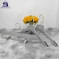 Luxuriöses Hochwertiges Kleiderbügel-Set aus Kunststoff in Dunkelrot mit Individuellem Logo für Kleider und Hosen