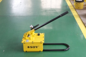 P462, Pompe hydraulique manuelle en acier ULTIMA à deux vitesses, 7400 pouces cubes d'huile utilisable, pour utilisation avec des vérins à simple action - Product Image 5