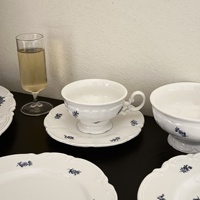 Ensemble de vaisselle en céramique bleue rétro française petite fleur bord en relief assiette tasse et soucoupe pour le thé de l'après-midi Dessert en gros