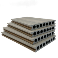 Échantillon gratuit disponible de plancher composite en bois coextrudé à texture simulée de plancher de terrasse extérieure double face design moderne