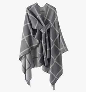 Elegante y versátil chal de doble cara con diseño cuadrado y capa con estampado de barras, perfecto para usar sobre un chal cálido. - Product Image 1