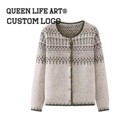 Pull de luxe pour femme en laine d'alpaga, personnalisé OEM, avec fermeture double boutonnage, logo frontal, décorations boutonnées et appliqués – Collection Verdant Strokes