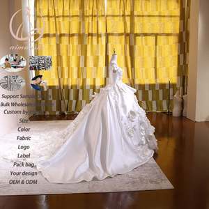 Robe de mariée classique style princesse en satin, avec corset illusion aux épaules, péplum à volants, appliques florales 3D et traîne chapelle - Product Image 3
