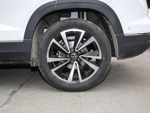 فولكس فاجن ثارو موديل 23 طراز 300TSI إصدار نيو مون، سيارة دفع رباعي مدمجة بميزات متقدمة وقيادة مريحة ومحرك بنزين فعال - Product Image 6