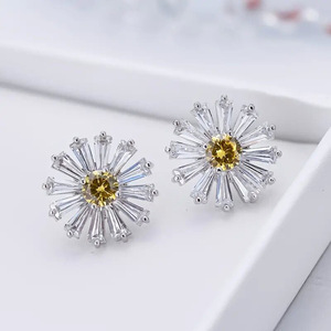 Orecchini pendenti a margherita per donna, in ottone con perle finte, gioielli classici da fidanzamento - Product Image 1