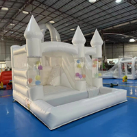 Château gonflable blanc avec toboggan, piscine à balles, colonne de ballons, château gonflable pour mariage, location pour événements et fêtes